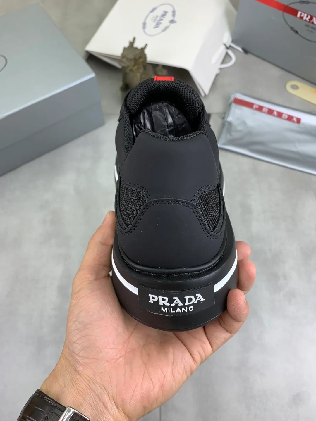 Men's shoes 💰P580💰 [New model] popular models are on the official website, 🆘 Trendy brand (Prada) mainly promotes popular models, avant-garde and versatile fashionable men's shoes private version mold opening, cowhide surface splicing 1:1 replica... fashionable and simple, original imported cowhide lining cowhide feet; the atmosphere and personality are more fashionable, eye-catching and pursuing class. It will subvert the old idea and be a must-have for fashion trendsetters with you! Must keep it for yourself! Tall and comfortable, large and low, high-end quality workmanship. Size: 38-45 3⃣️colors available.